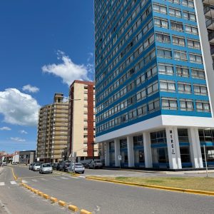 casa-calve-miramar-otas-2-edificio-exterior-costa-atlantica-01